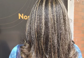 Babylights em cabelo escuro e cacheado