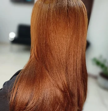 Cabelo liso em tom ruivo acobreado brilhante